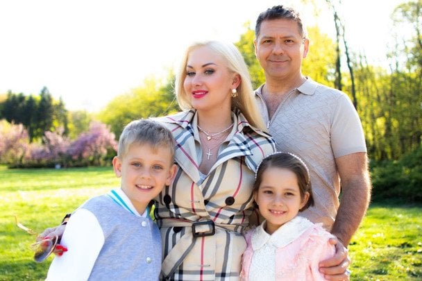 Фото до матеріалу: Катерина Бужинська: чому двійняти не приїжджають до України під час війни