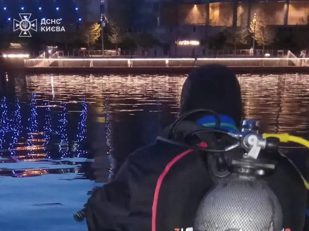 Фото до матеріалу: У Києві на Дніпровській набережній водолази дістали тіло чоловіка з річки