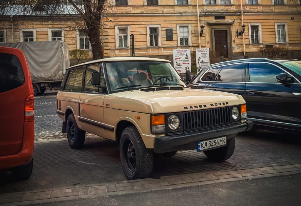 Фото до матеріалу: В Києві знайшли живий Range Rover 1987 року: власник виводить класику на дороги столиці