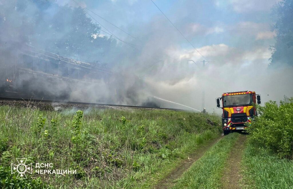 Фото до матеріалу: Загорілася електричка біля Косарів: евакуацію провели без постраждалих