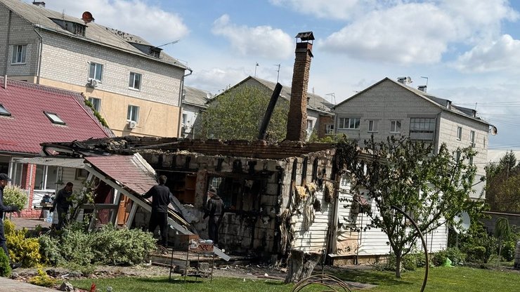 Фото до матеріалу: У ніч на 14 травня в селі Щасливе згорів будинок родини загиблого військовослужбовця