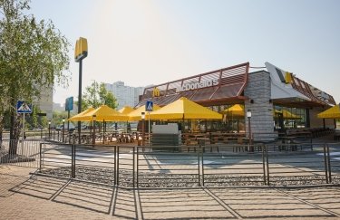 Фото до матеріалу: У Києві відкрився екологічний McDonald's з терасою на озері Сонячне