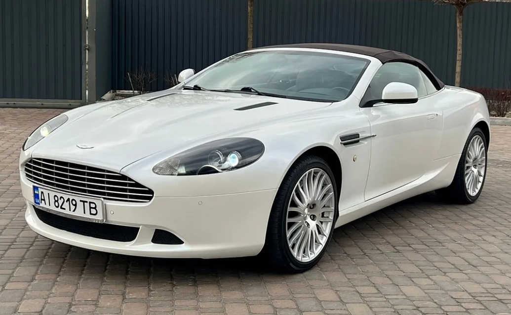 Фото до матеріалу: У Києві продають найдешиший Aston Martin DB9 Volante без ДТП за 2,91 млн грн