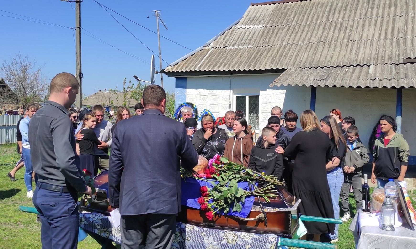 Фото до матеріалу: Прощання з воїном Василем Стремецьким у селі Кальниболота