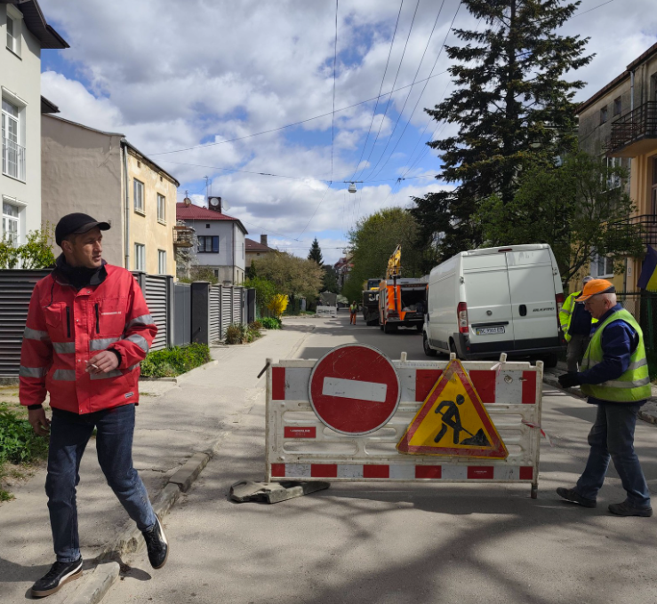 Фото до матеріалу: Аварія на каналізації у Львові: як ліквідують збій на вулиці Аральській та чому це відбувається