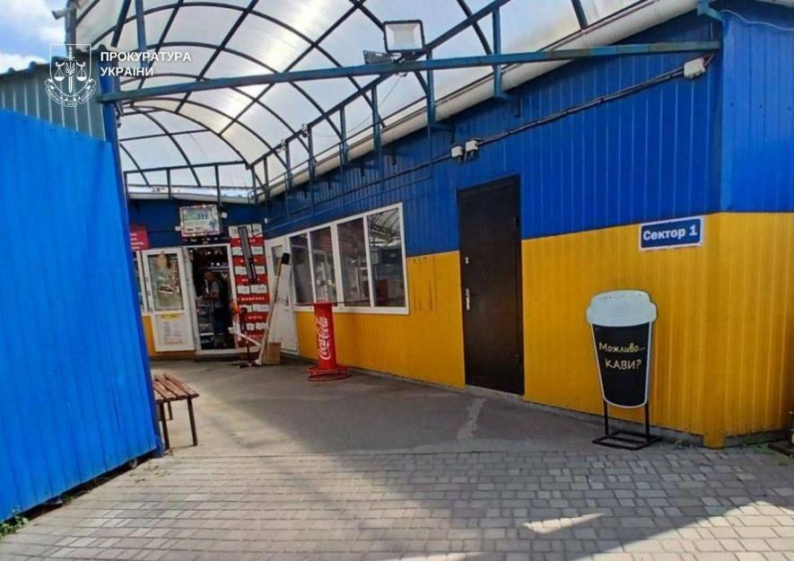 Фото до матеріалу: Київський бізнесмен отримав землю під МАФами: підозра у схемі з підробленими документами