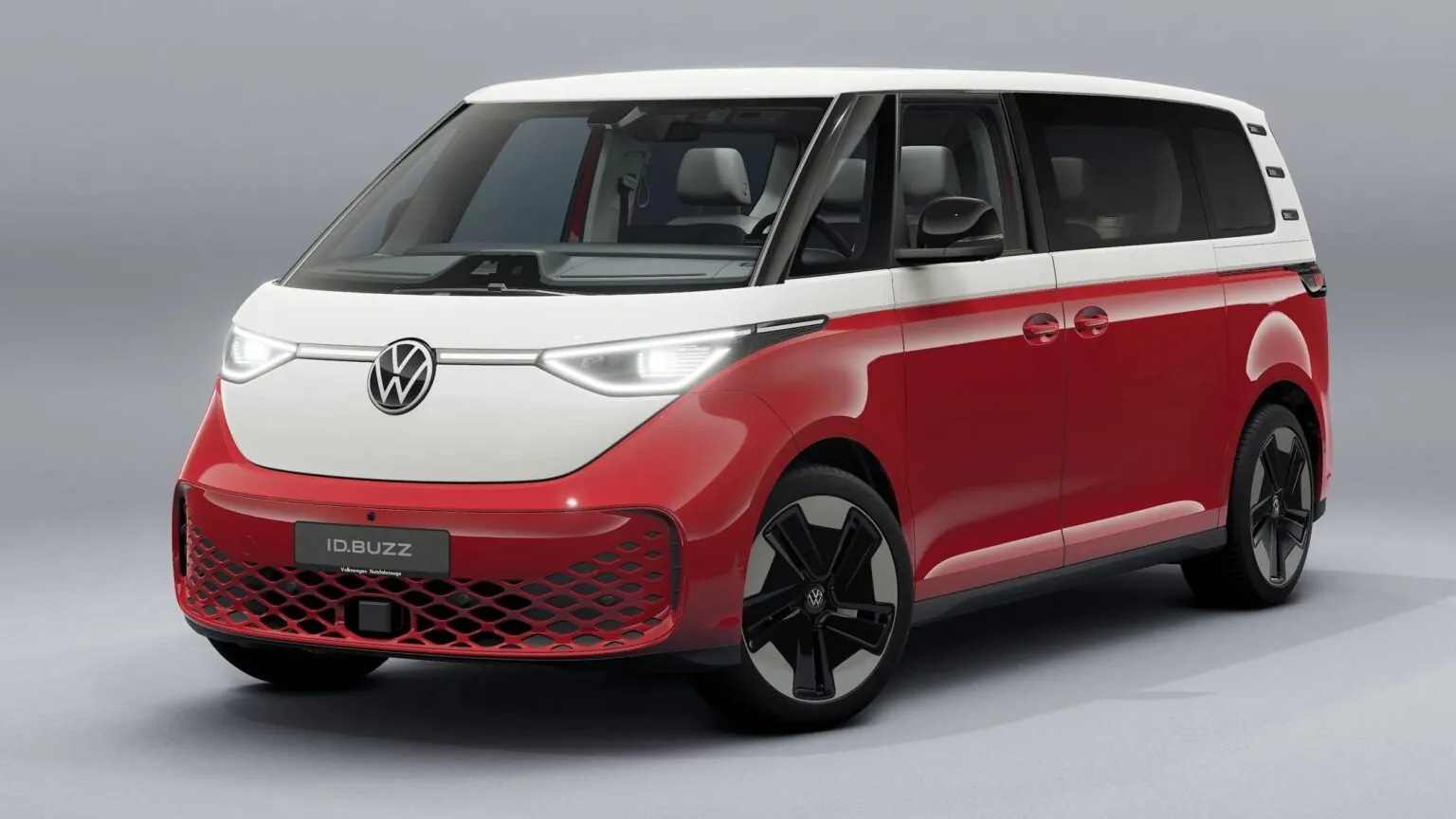 Фото до матеріалу: Оновлений Volkswagen ID. Buzz отримав повний привід, 335 кінських сил та фізичні кнопки на кермі