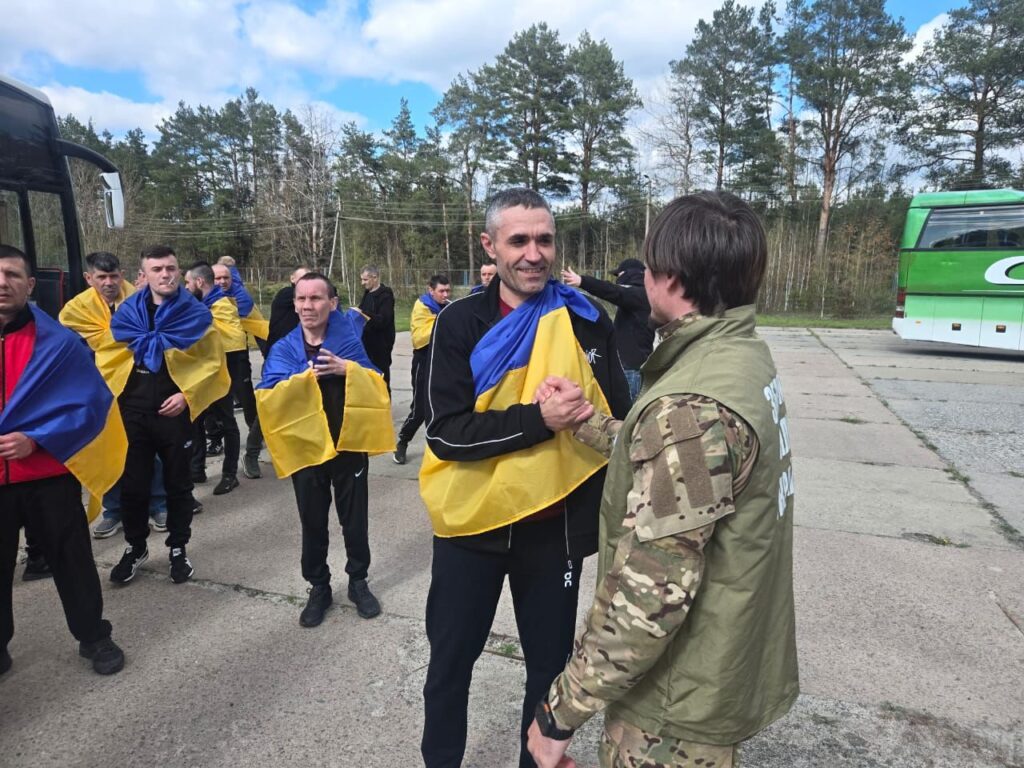 Фото до матеріалу: 193 українських воїнів повернулися з полону: другий етап Великоднього обміну