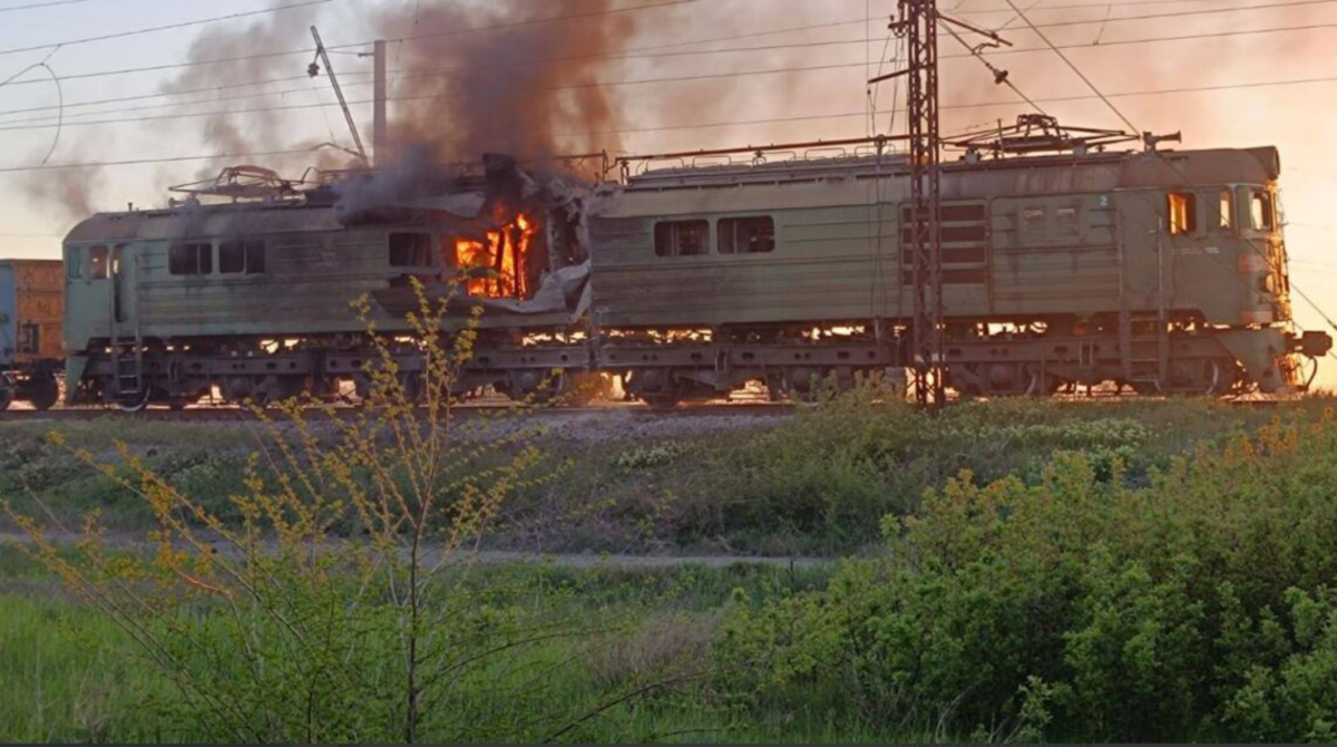 Фото до матеріалу: Атака на пасажирський потяг у Миколаївщині: пошкоджено локомотив та два вагони