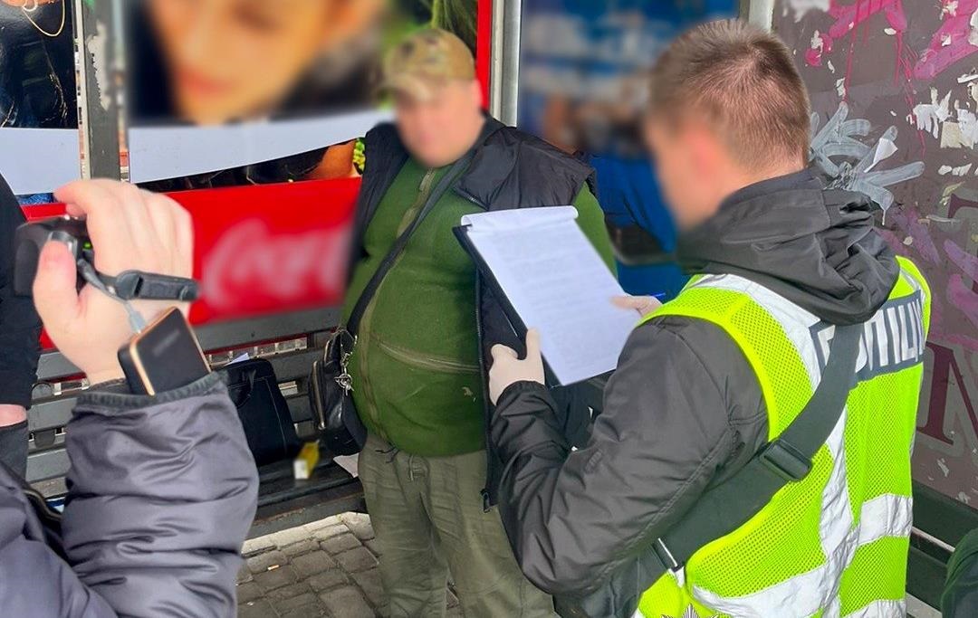 Фото до матеріалу: У Києві затримали шахрая, який видавав себе за генерала і вимагав $15 тисяч у військового