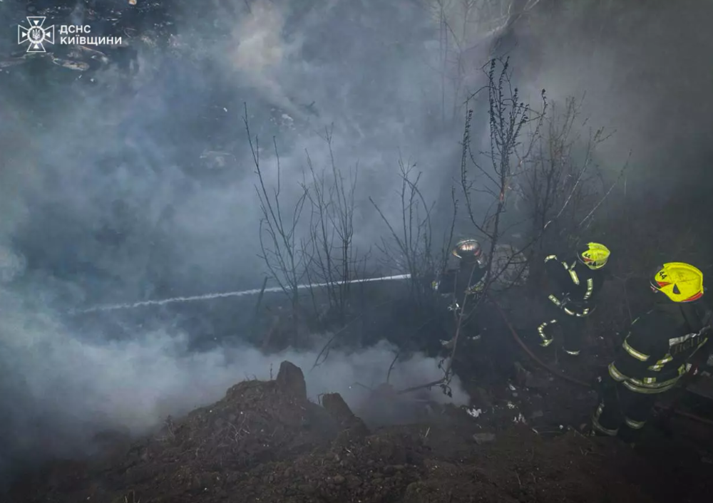 Фото до матеріалу: У Фастівському районі ліквідовано пожежу на смітнику: рятувальники встановили причину