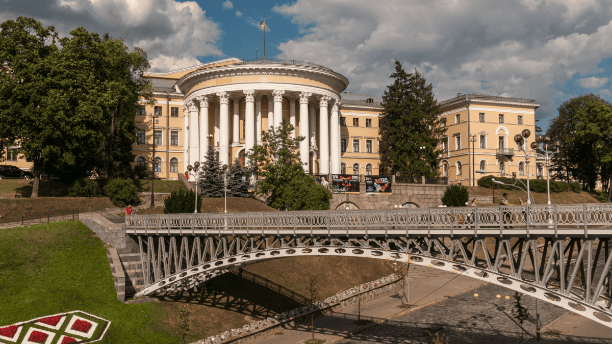 Фото до матеріалу: У Києві стартував проєкт Still Standing для порятунку флігеля МЦКМ
