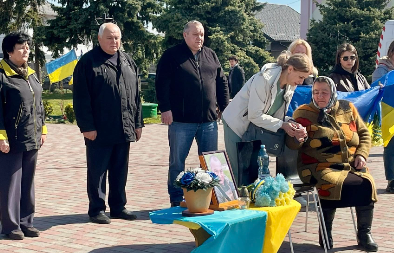 Фото до матеріалу: Корецька громада провела прощання із захисником Сергієм Лисаковичем