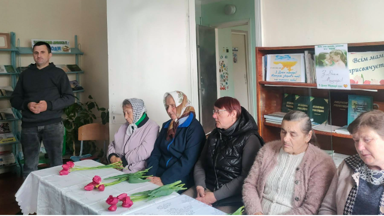 Фото до матеріалу: Матері загиблих захисників вшанували пам'ять у Головницькій бібліотеці