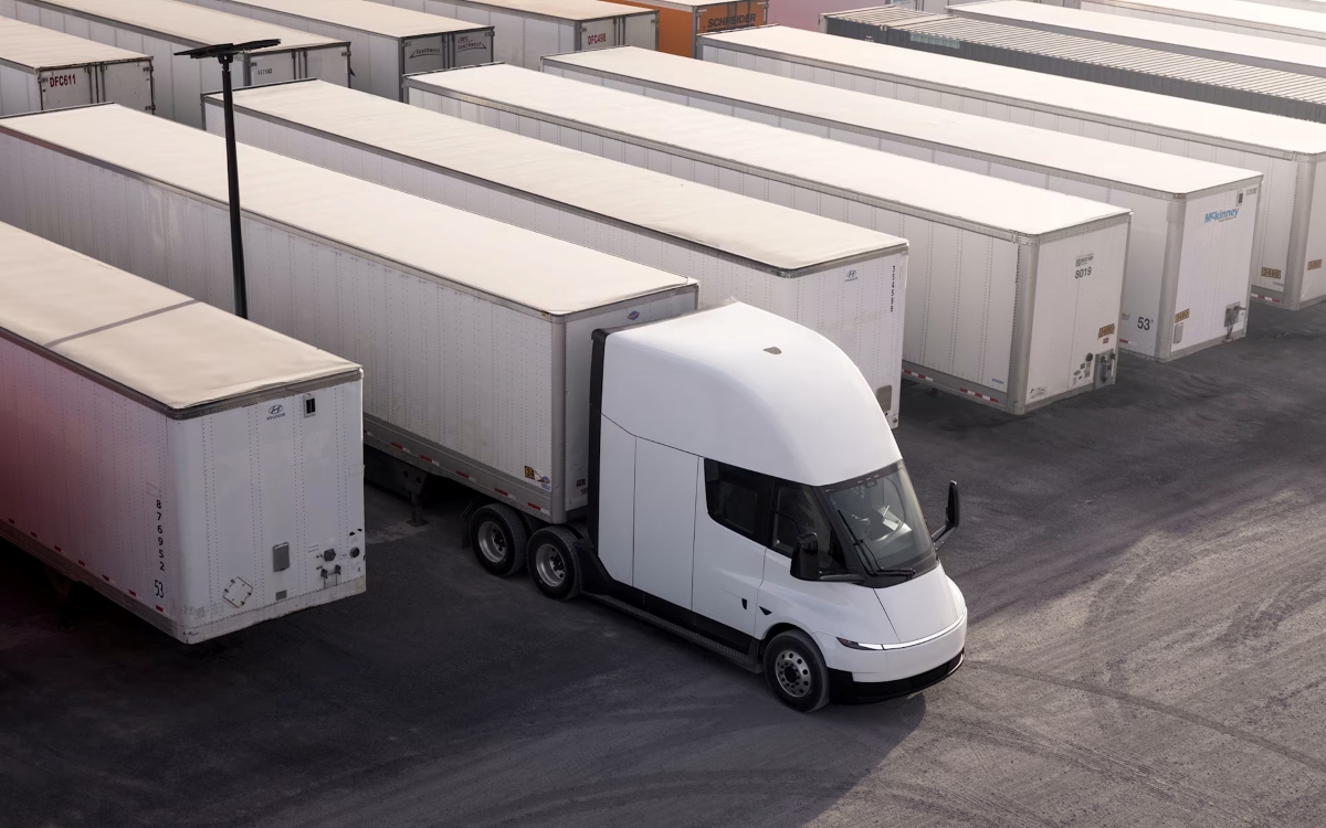 Фото до матеріалу: Офіційні характеристики батарей Tesla Semi: що каже CARB