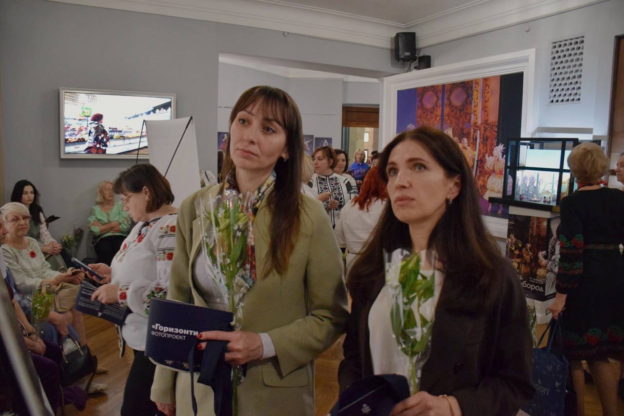 Фото до матеріалу: "Горизонти надії": Як стародавній одяг та родинні реліквії допомогли матерям Героїв розповісти свою історію