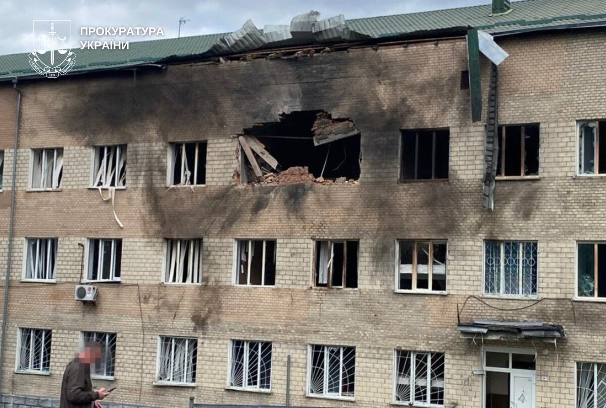 Фото до матеріалу: У Хмельницькому документують наслідки атаки БпЛА: пошкоджено адмінбудівлю та медзаклад