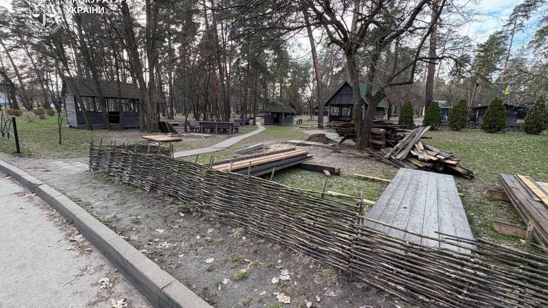 Фото до матеріалу: Суд зніс кафе та альтанки в парку «Партизанська слава»: незаконна забудова в парках має реальні наслідки