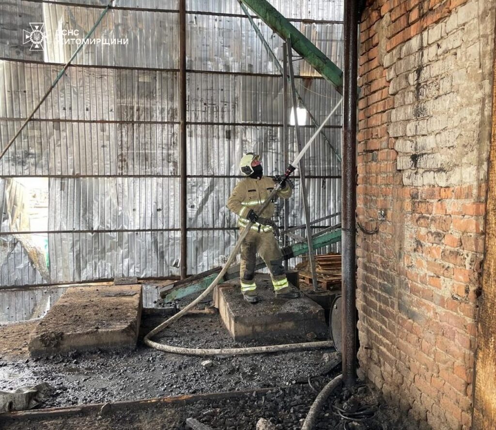 Фото до матеріалу: Пожежа на Коростенщині: згоріло 50 квадратів даху та обладнання цеху в Кожухівці