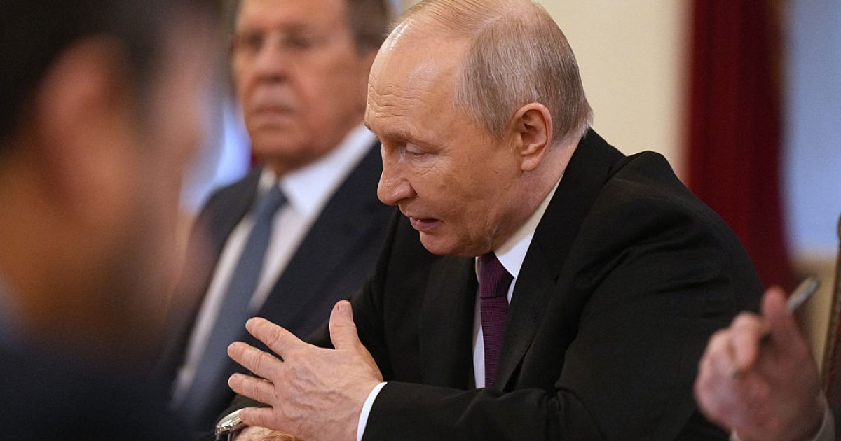 Фото до матеріалу: ВЦІОМ ховає Путіна, а Пєскову подобаються українські удари по НПЗ: чим жив Запорєбрік на тижні — DSnews.ua