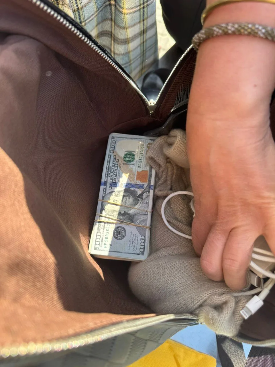 Фото до матеріалу: Службовий пес митників виявив у жінки 4 млн грн без документів на кордоні з Словаччиною