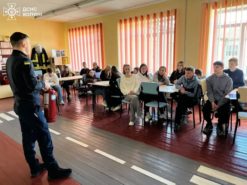 Фото до матеріалу: Рятувальники навчили пульмоських дітей діяти у надзвичайних ситуаціях