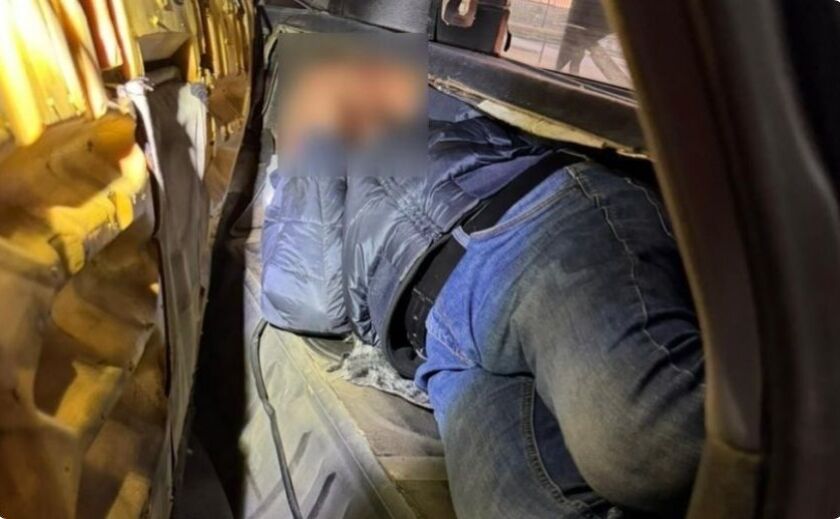 Фото до матеріалу: Прикордонники в Угриневі викрили чоловіка, який ховався між сидіннями та багажником автомобіля