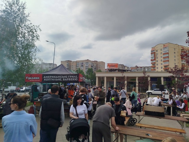 Фото до матеріалу: Волонтерська кухня просто неба у Хмельницькому: на потреби воїнів зібрали 75 тисяч гривень