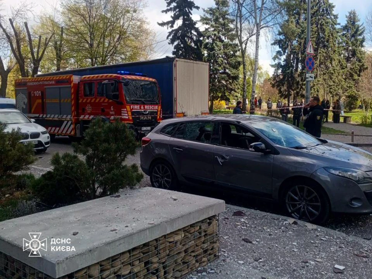 Фото до матеріалу: Уламки дронів впали на цвинтар і недобудову в Києві: є постраждалий