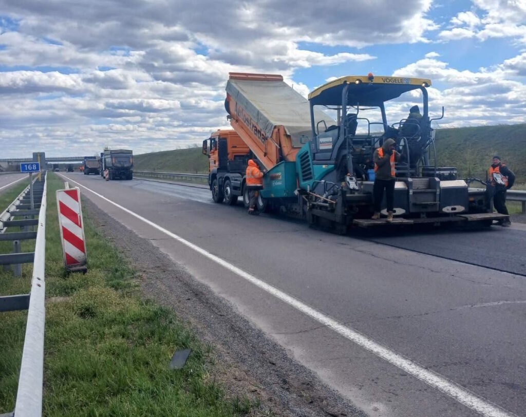Фото до матеріалу: На дорогах Черкащини відремонтували понад 378 тисяч квадратних метрів покриття