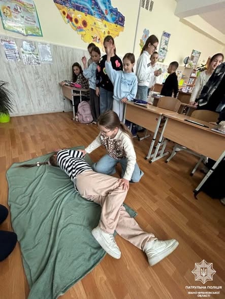 Фото до матеріалу: Школярі Івано-Франківська навчилися рятувати життя: поліція провела практичне заняття з домедичної допомоги