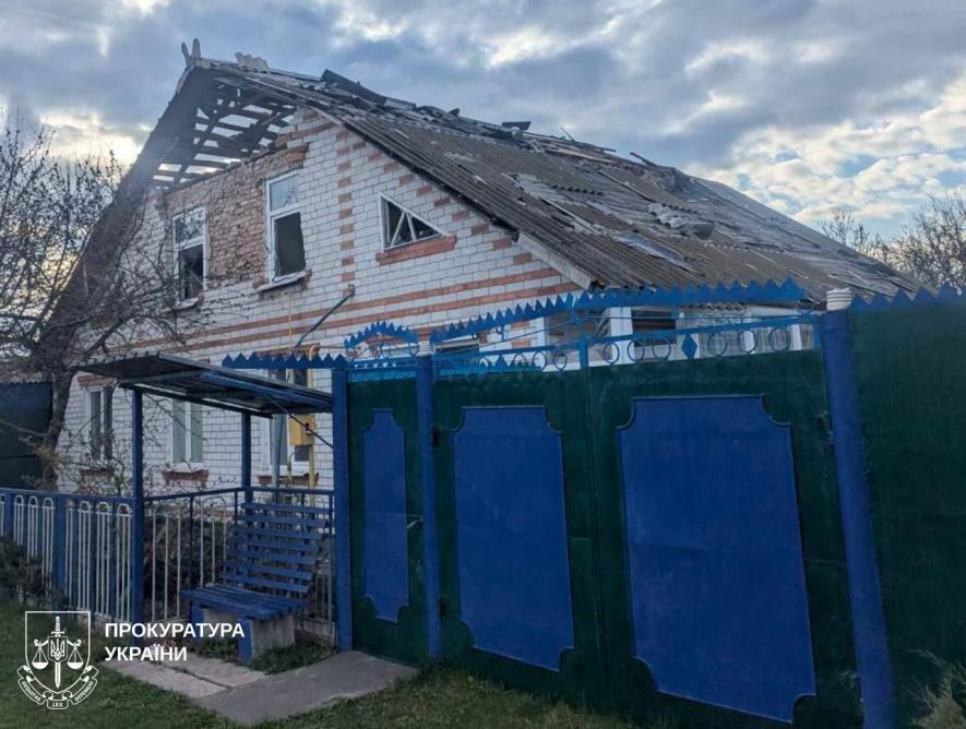 Фото до матеріалу: Ворожі атаки на Богодухівщині: FPV-дрон влучив у цивільний автомобіль, є поранені