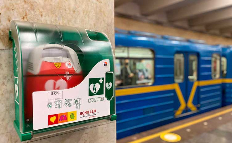 Фото до матеріалу: Чоловік помер біля станції метро «Політехнічний інститут» після відмови надати дефібрилятор