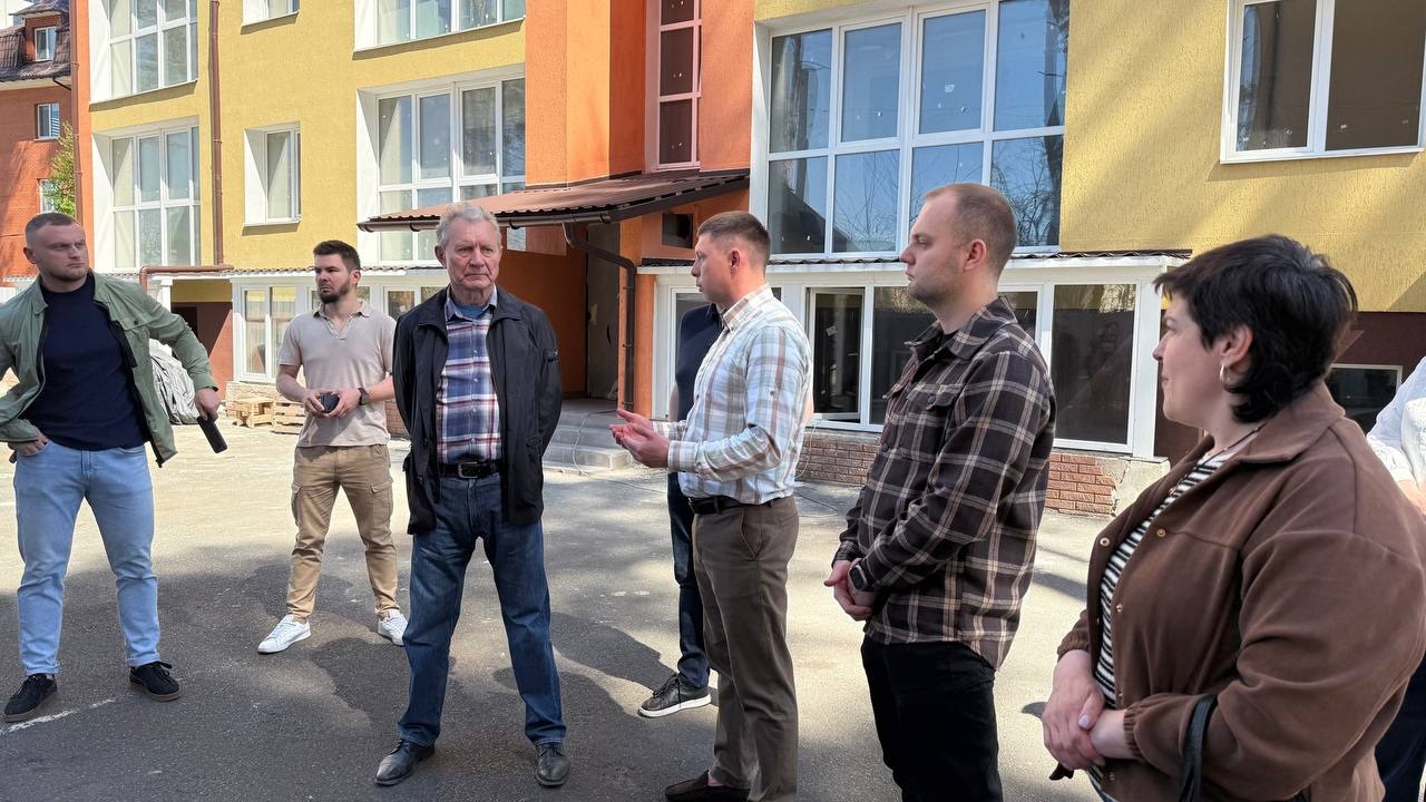 Фото до матеріалу: Мешканці Ірпеня чекають на повернення додому: прискорили відбудову будинку на Гостомельському шосе