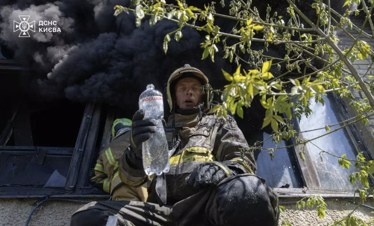 Фото до матеріалу: У Голосіїві горіли склади: пожежа на другому поверсі