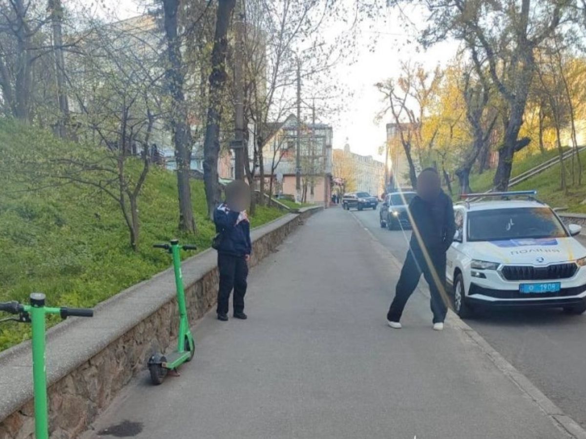 Фото до матеріалу: Аварія на тротуарі по Оводова: 18-річний на електросамокаті збив літню жінку - 20 хвилин