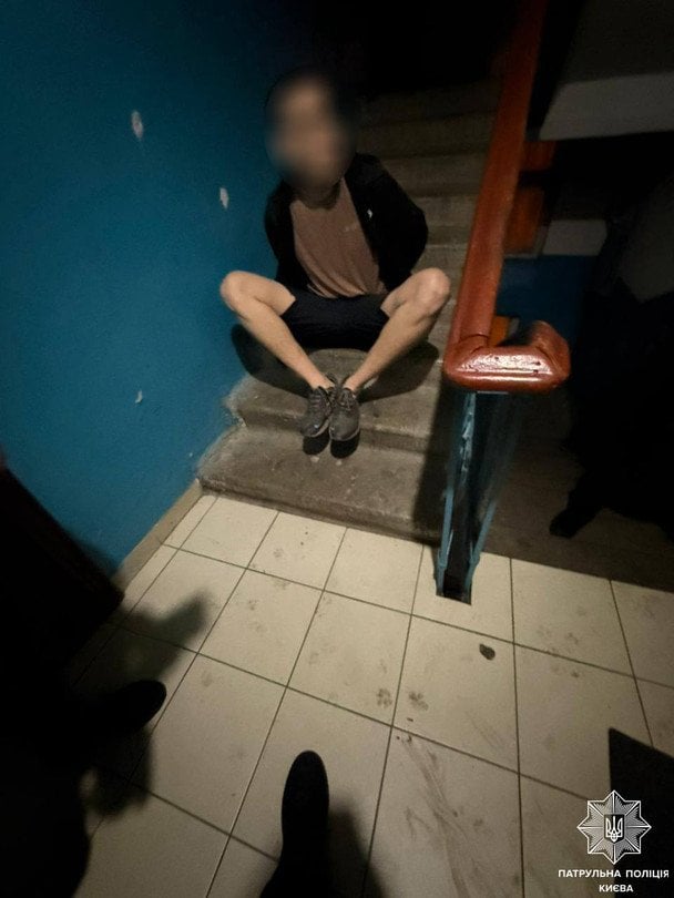 Фото до матеріалу: У Києві затримали чоловіка, який стріляв з вікна квартири