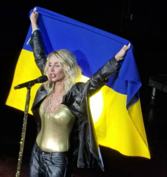 Фото до матеріалу: Секрети їхньої молодості: 50-річна Лама здивувала фото із мамою