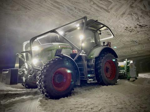 Фото до матеріалу: Трактор Fendt 700 Vario працює під землею в німецькому калійному руднику