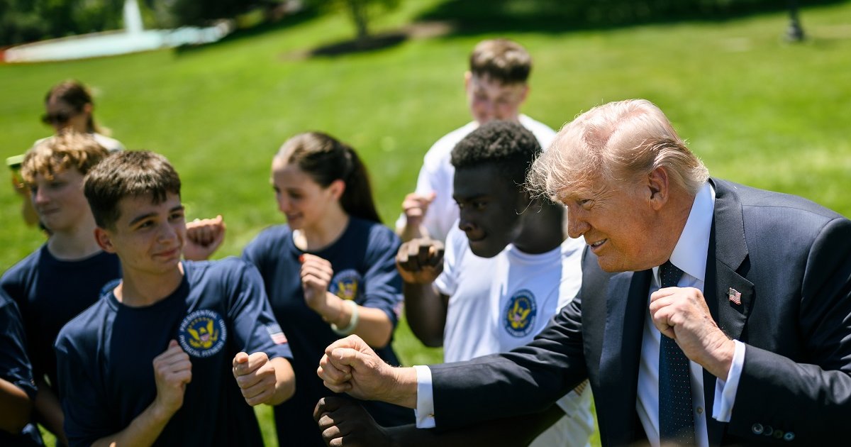 Фото до матеріалу: Танець Трампа: президент США навчив студентів своїх знаменитих рухів