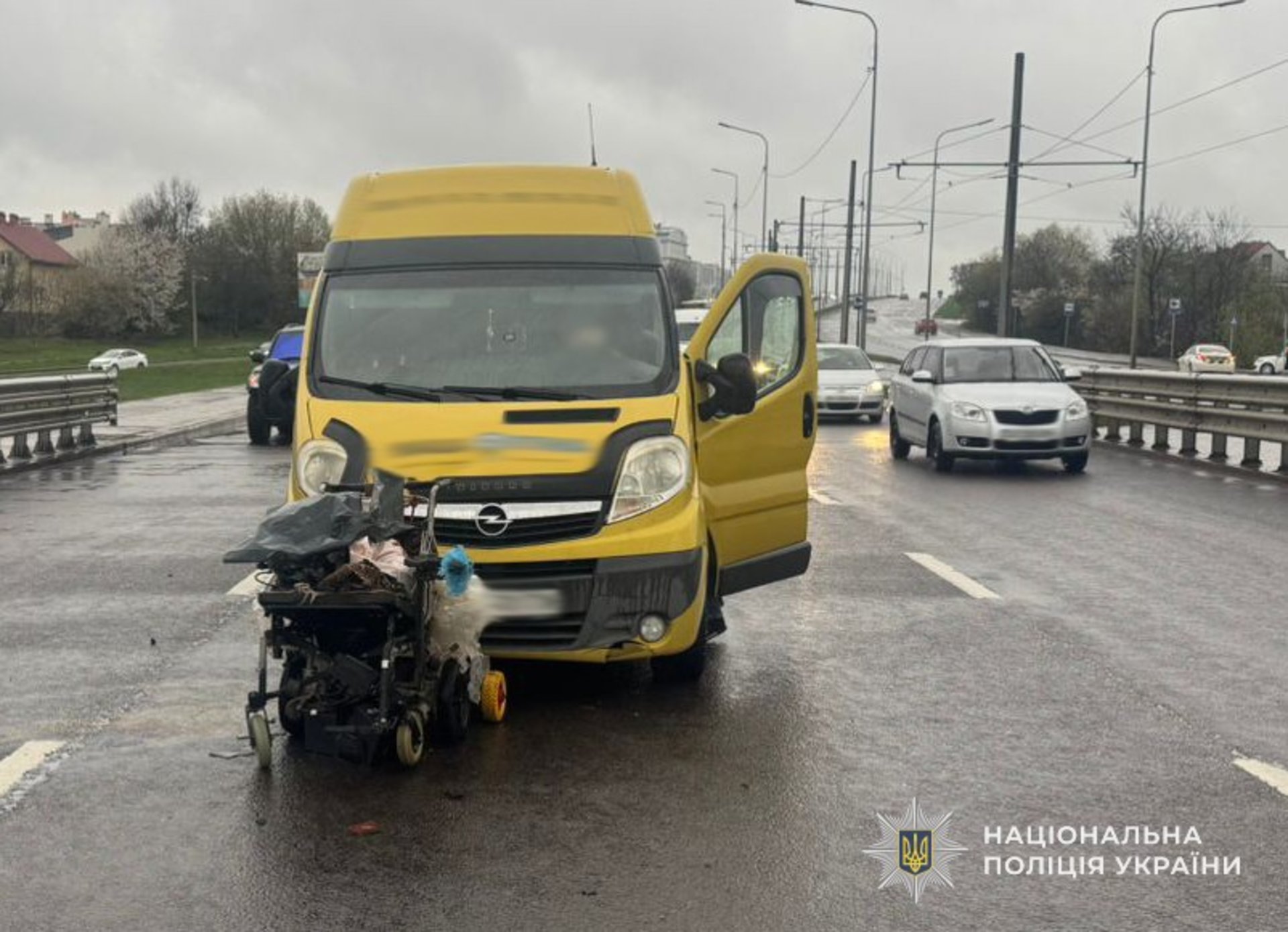Фото до матеріалу: Поліція Львова шукає свідків ДТП на проспекті Червоної Калини, де травмувалися на інвалідному візку