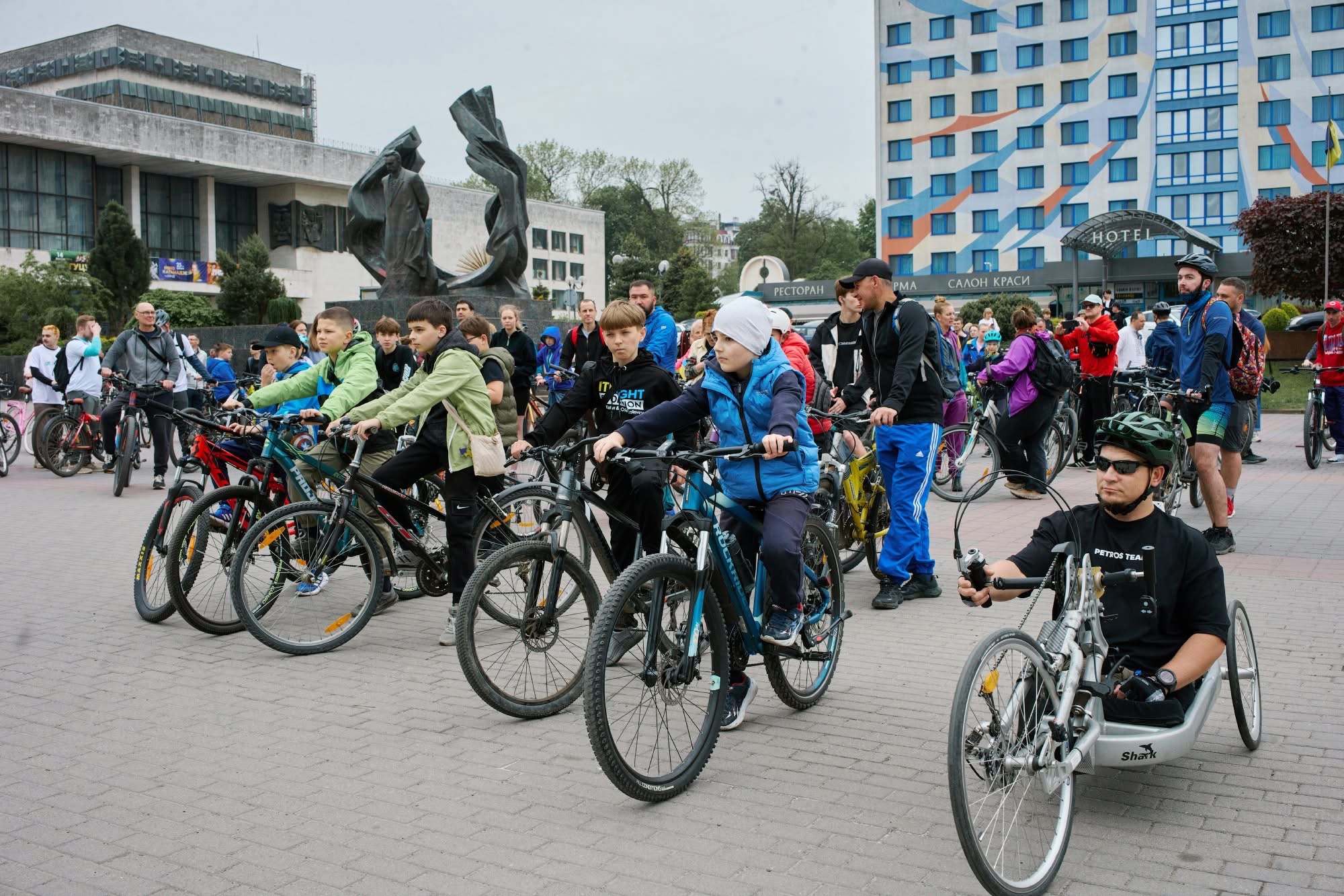 Фото до матеріалу: Сотні франківчан на велосипедах підтримали 102 бригаду ТрО