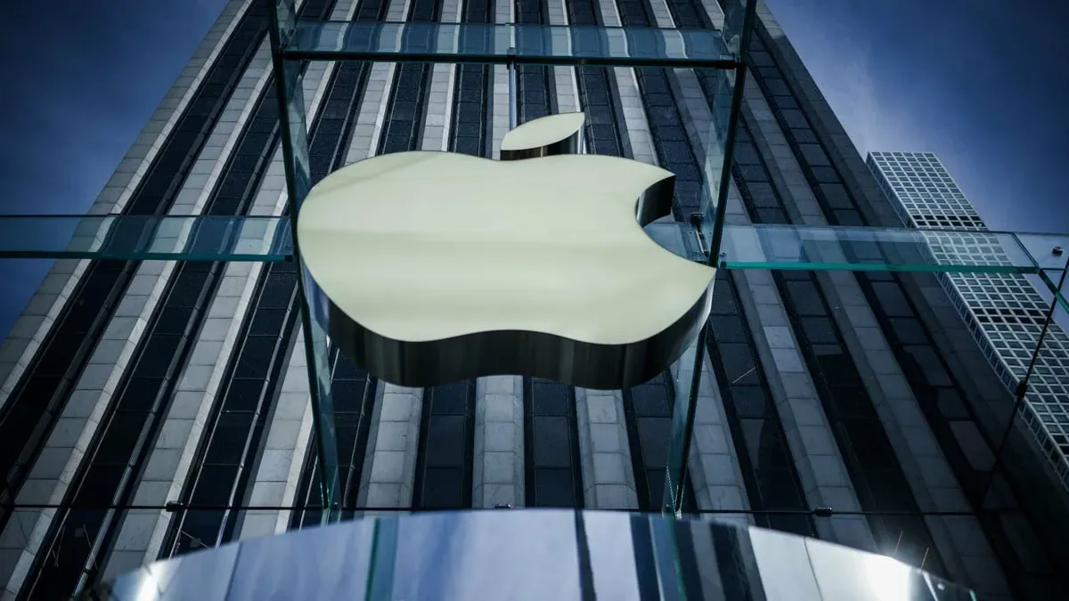 Фото до матеріалу: Apple готує запуск складаного iPhone та зміну керівництва: новий CEO може представити пристрій одразу