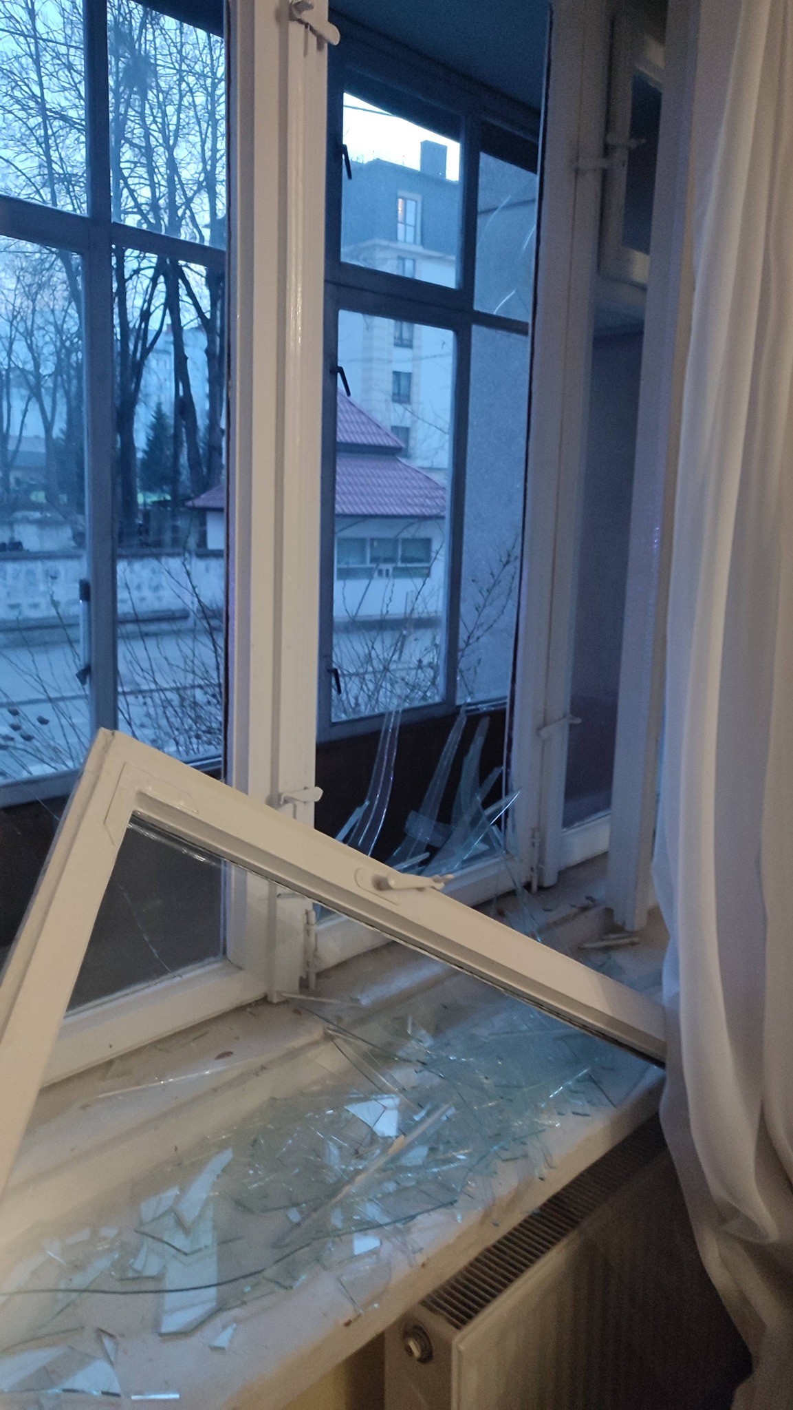 Фото до матеріалу: Другий приліт дронів на одній вулиці Івано-Франківська: квартира в склі