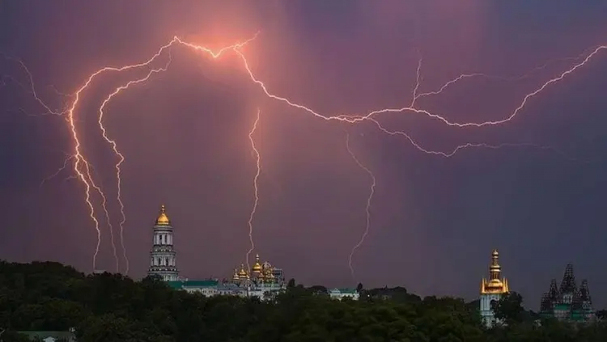 Фото до матеріалу: Жовтий рівень небезпеки: грози та шквали на Київщині 12 травня