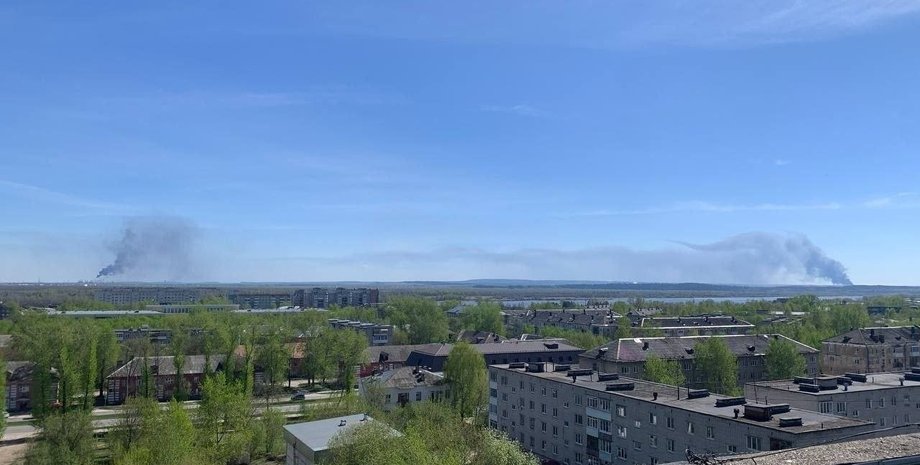 Фото до матеріалу: Нові влучання дронів у Пермі: згоріли резервуари та пошкоджено обладнання НПЗ