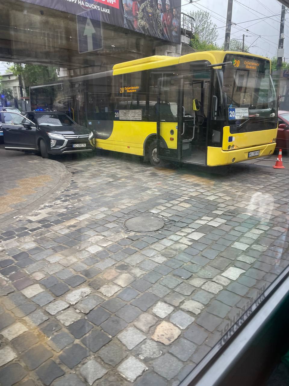 Фото до матеріалу: У Львові в аварію потрапила маршрутка з пасажирами: з'явилося перше відео