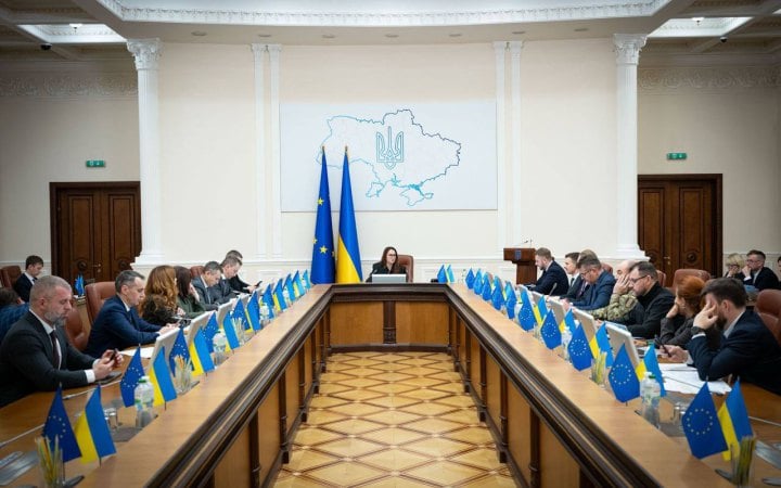 Фото до матеріалу: Уряд спростив правила виїзду за кордон для жінок-посадовиць