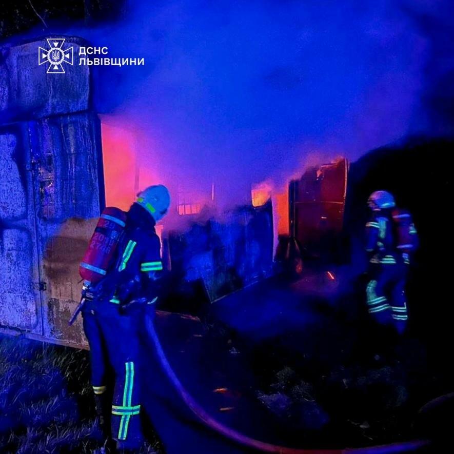Фото до матеріалу: У Львові пожежа в металевому будиночку: жінку госпіталізували з опіками
