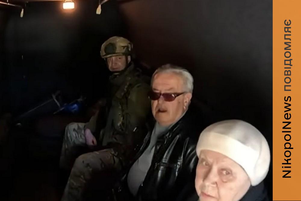 Фото до матеріалу: Поліцейські «Білі янголи» евакуювали з Нікополя літнє подружжя, яке дві роки тому разом ховалося від обстрілу